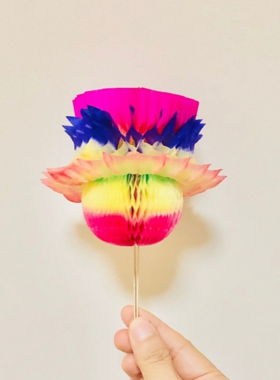 "  ( 纸翻花是中国古老的益智玩具, 用纸做成,又称"十八翻""纸翻花"