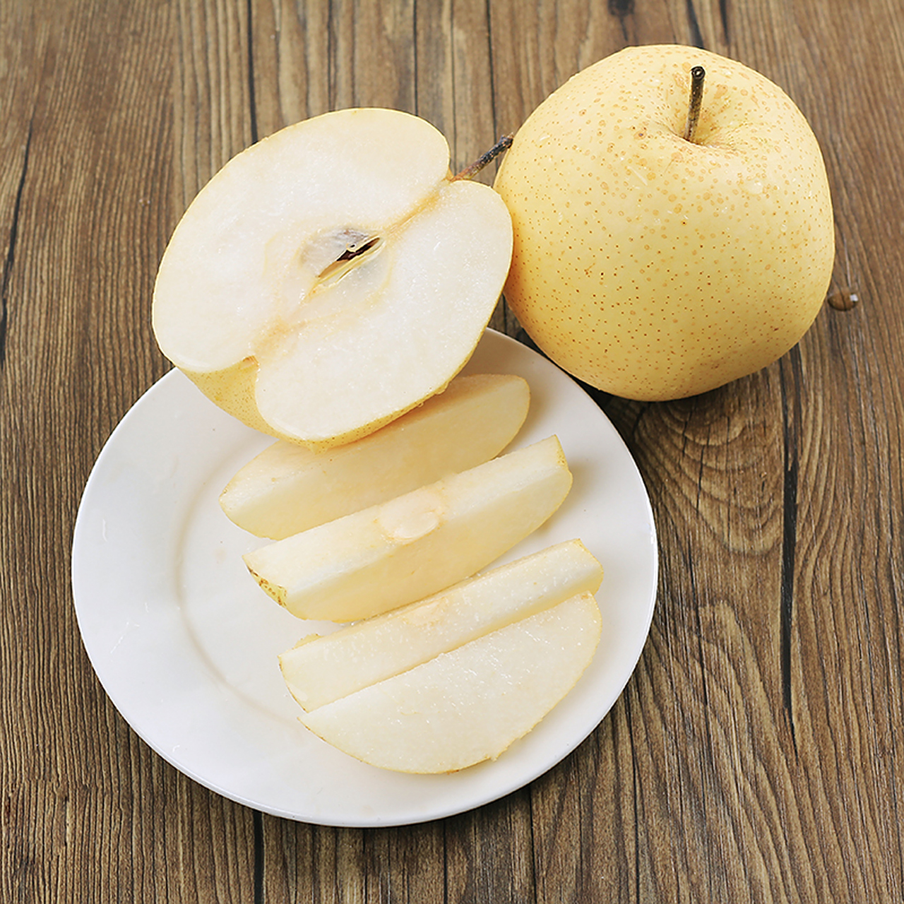 在这个收获的季节里,品尝雪花梨,感受它带来