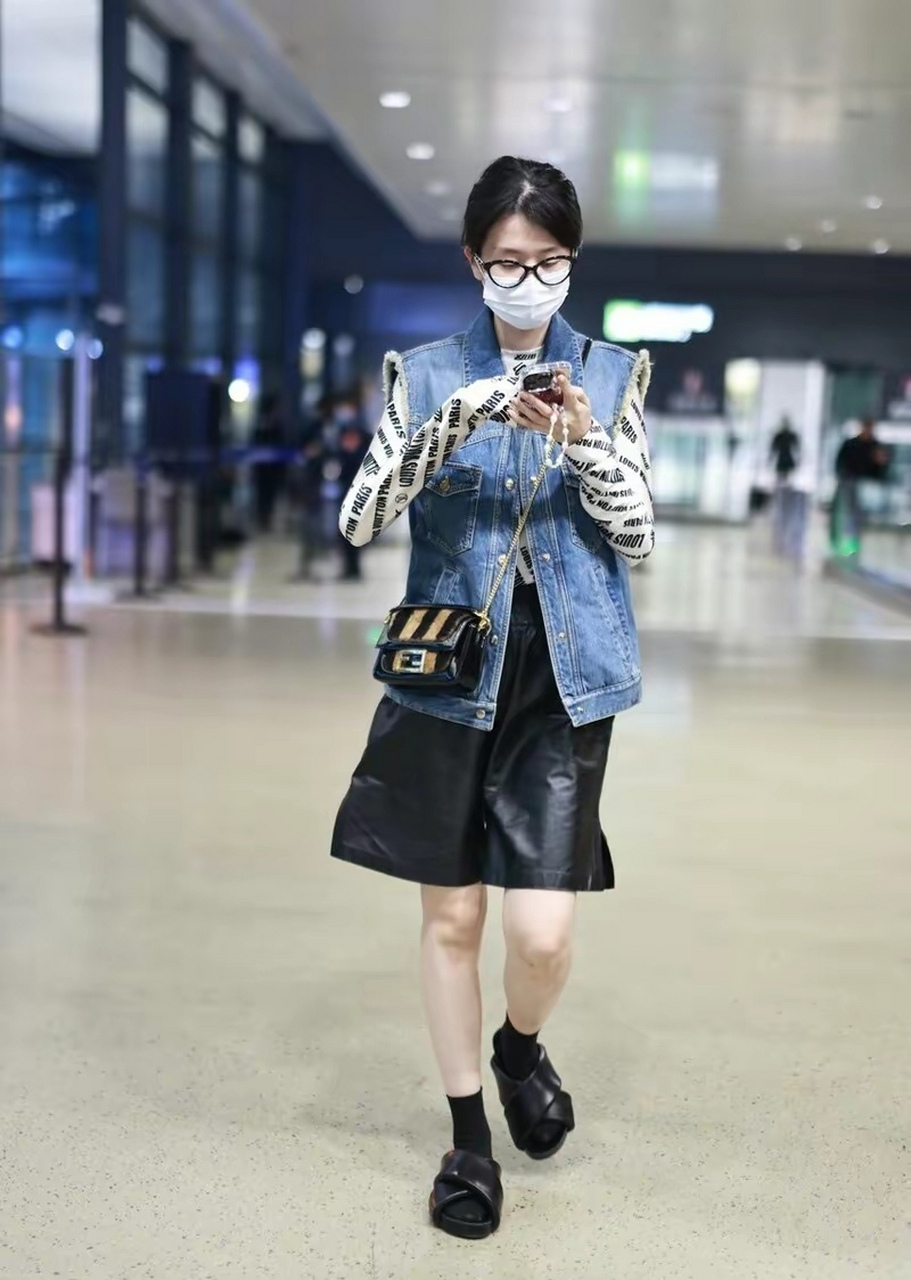 乔欣机场街拍 这一次街拍穿着够随意呀 一双黑色凉拖鞋,配一对黑色