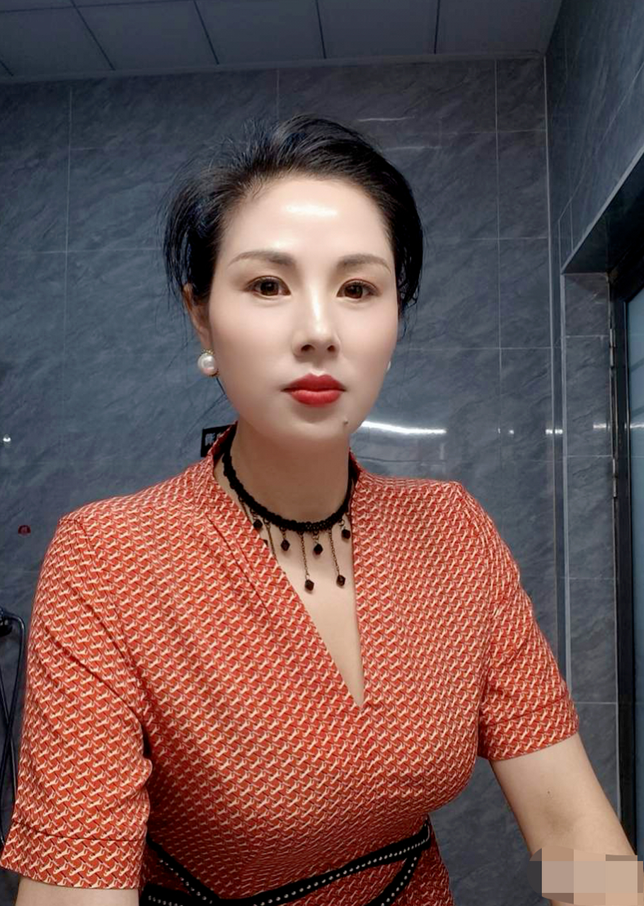 40岁丰润熟姨,厚唇性感