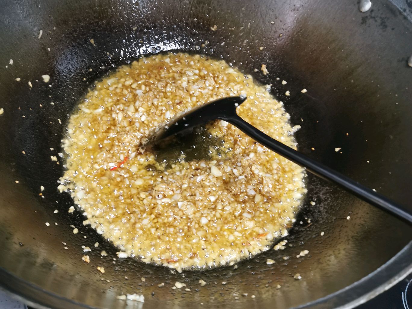 做蒜蓉小龙虾时,蒜蓉怎么炒?记住这几点,蒜香浓郁味道美!