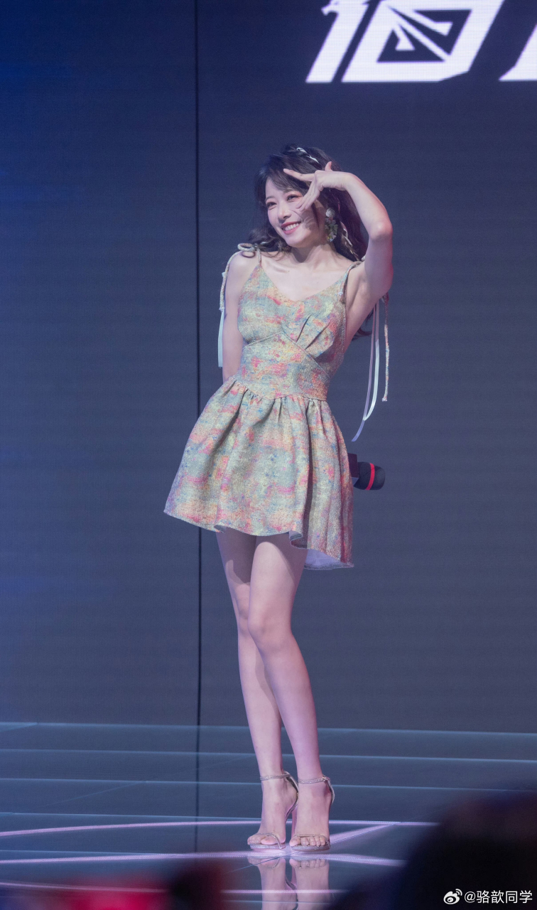 英雄联盟lpl主持人骆歆活动现场照,比例惊人. #娱乐最前沿# #美女