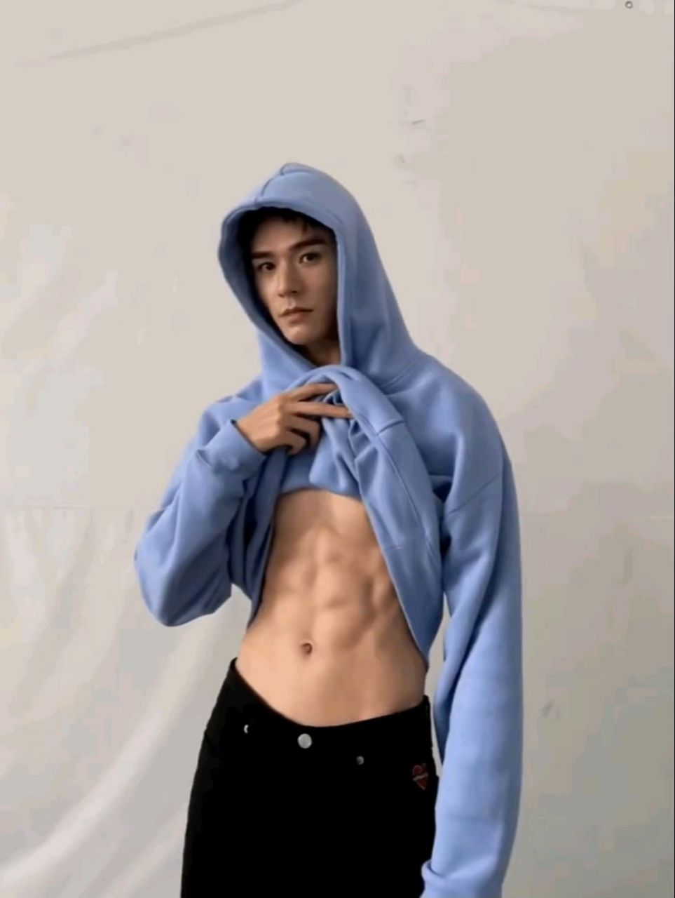 龚俊的身材太好了吧,八块腹肌流口水 #龚俊# 的八块腹肌你们见过吗?