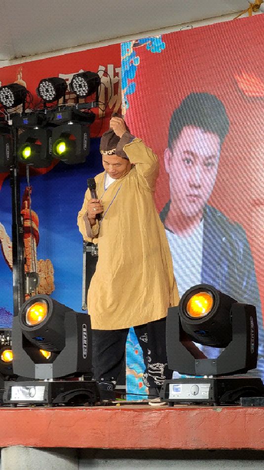 东北二人转艺人刘红星在绥化市望奎县通江镇表演刘云打母