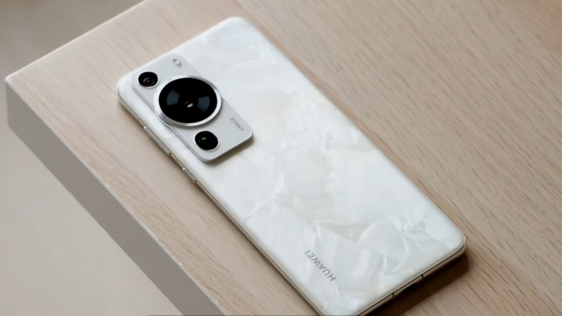 华为p60 pro手机正面采用的是中置开孔的屏幕,并且屏幕的玻璃也是采用