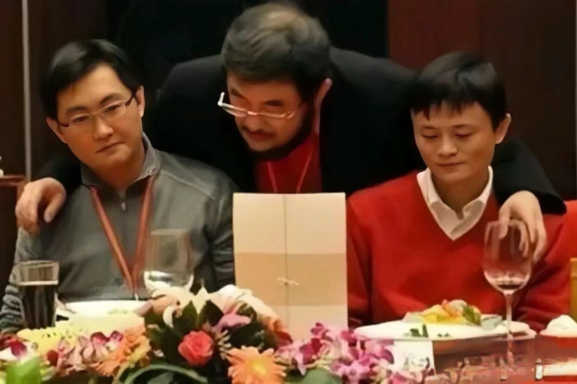 左手搭着马云,右手搭着马化腾,这个戴眼镜的"大胡子"不简单.
