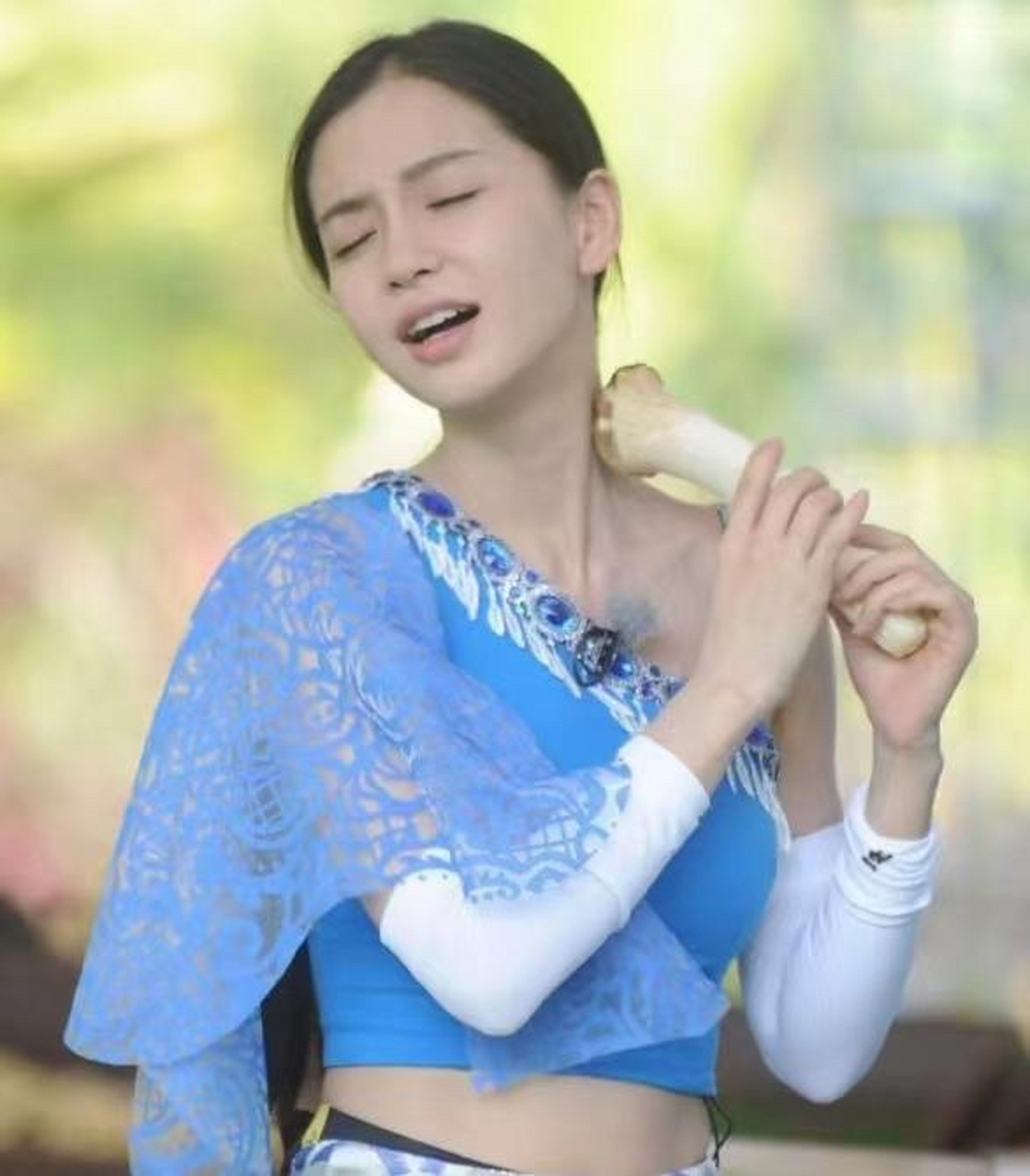 angelababy杨颖拿着一个蘑菇干嘛呢,一脸陶醉的表情