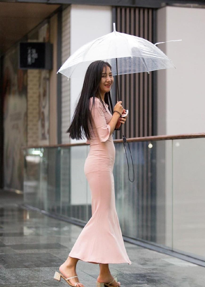 s型身材的连衣裙美女,紧绷的迷人曲线是那么耀眼!