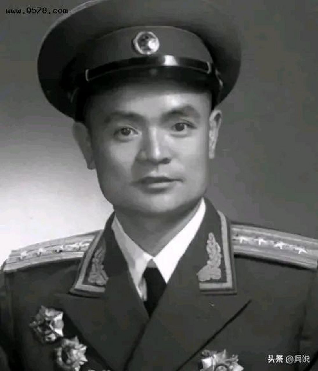 这是1955年,开国大校万海峰,一张罕见的留影,拍这一张照片的时候,他