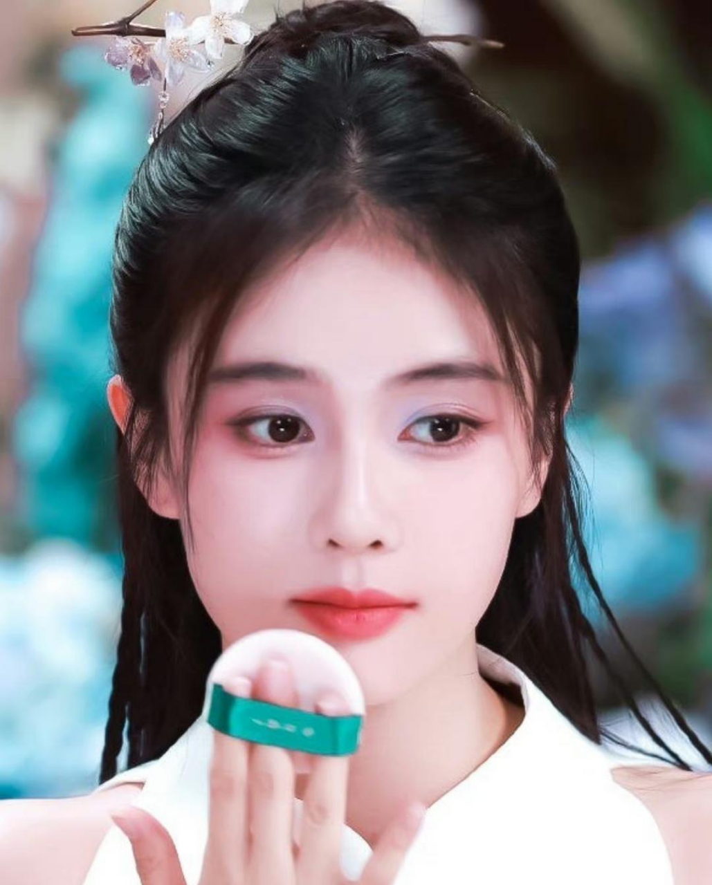 白鹿和李一桐同款眼妆,我怎么觉得李雨桐更漂亮呢?