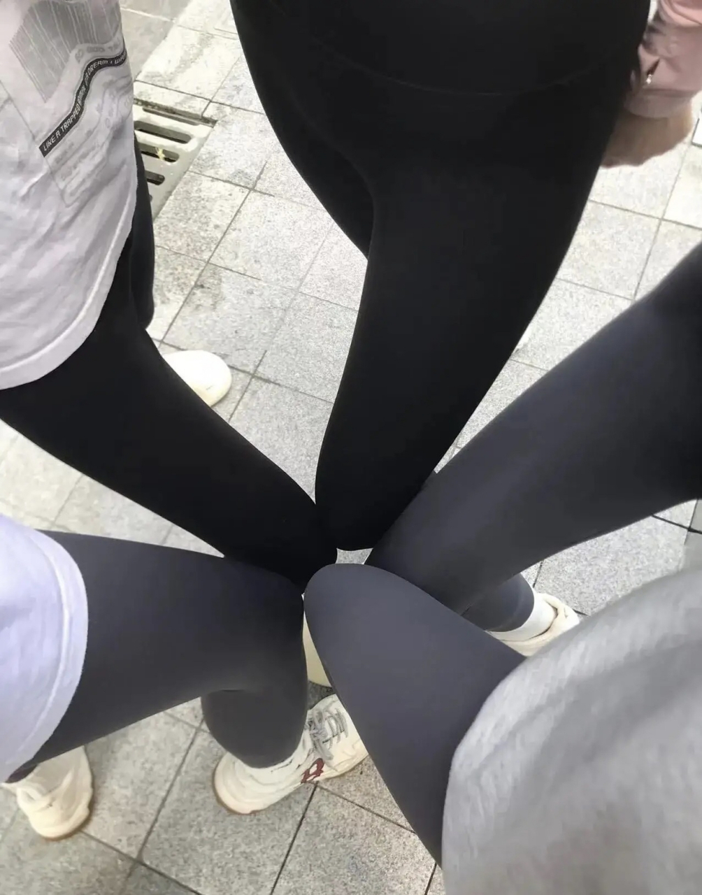 女生穿拖鞋为什么还要穿袜子?