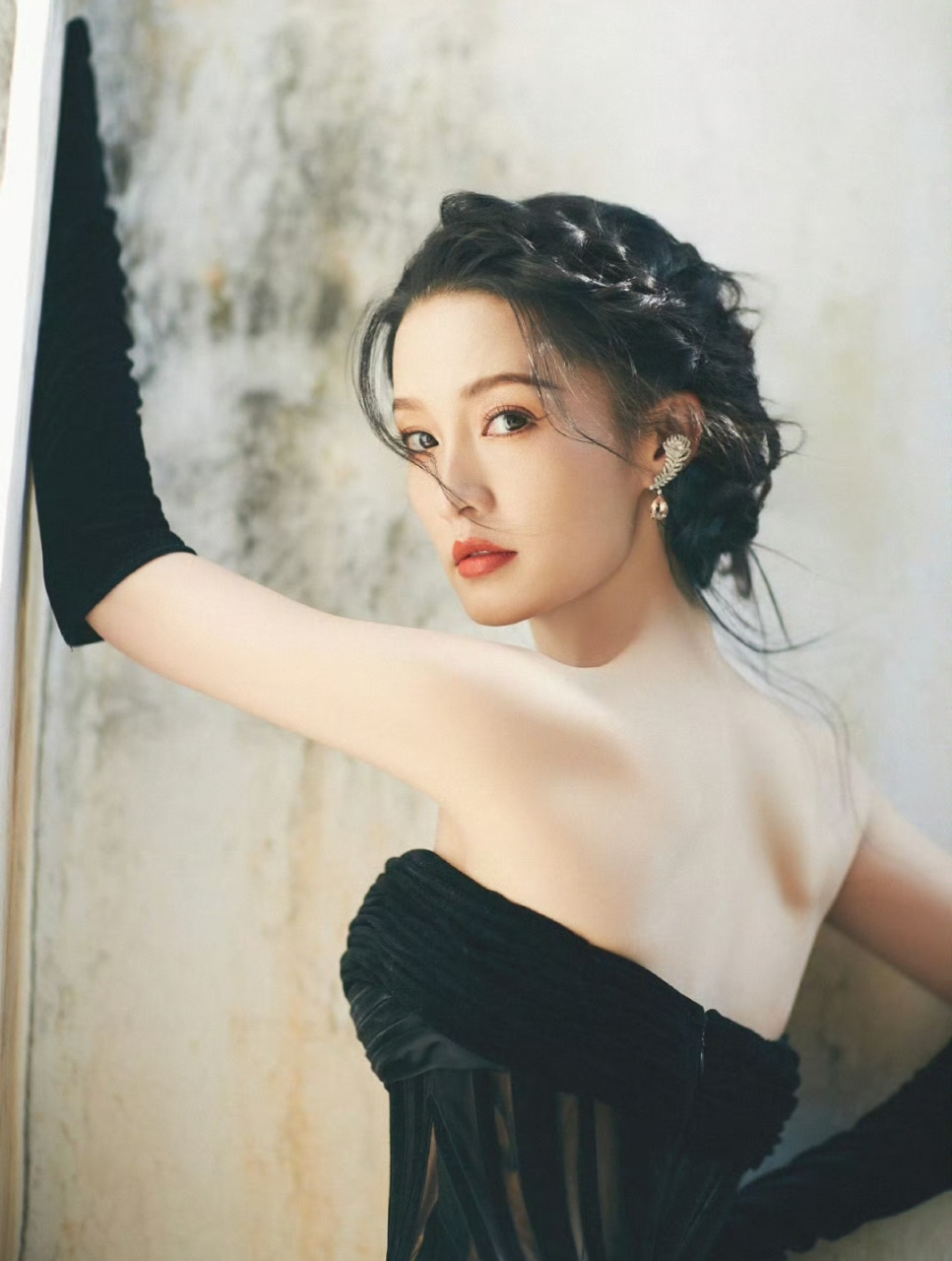 难得把头发盘起来,优雅和高贵同时拥有,李沁整个人都在散发着光彩