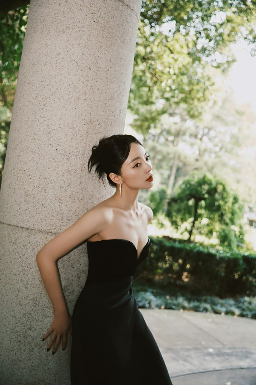 陶慧# 一袭黑色抹胸深v礼裙,温柔靓丽的容颜,窈窕曼妙的身材,丰满傲