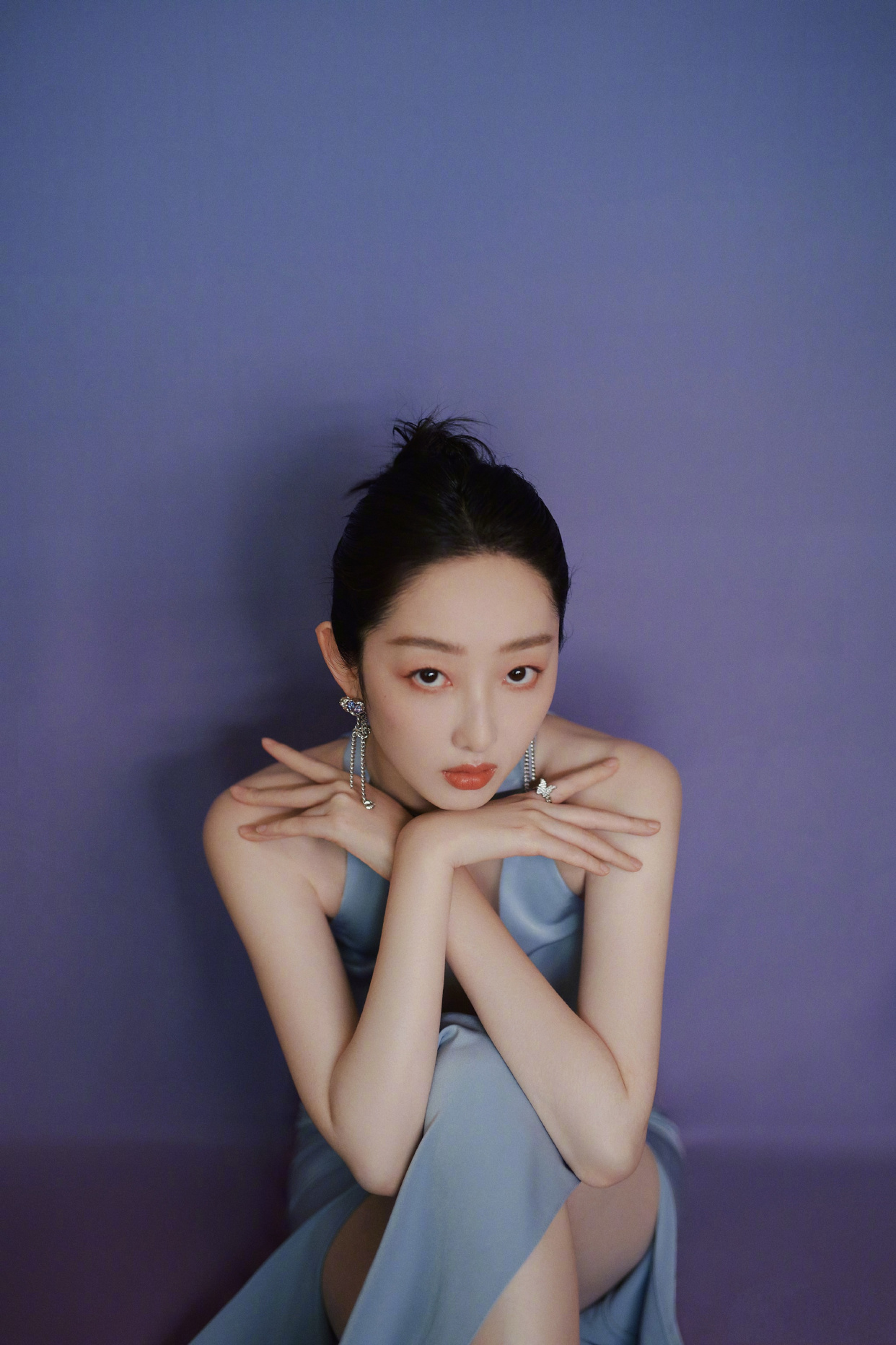 蒋梦婕,新写真深v开到腰,蓝裙曲线动人