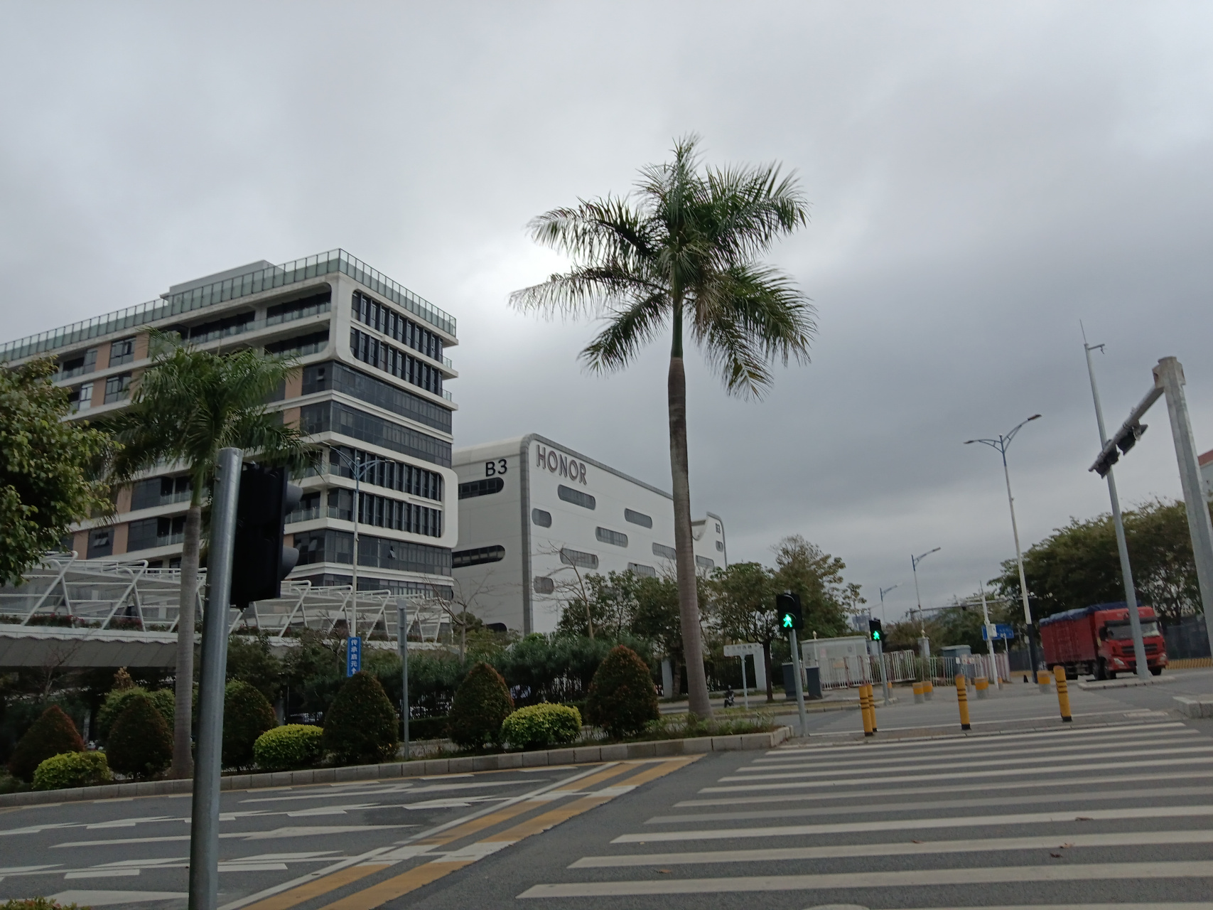 这里是荣耀在深圳坪山新建的工业园,从华为分出来之后依然保持着华为