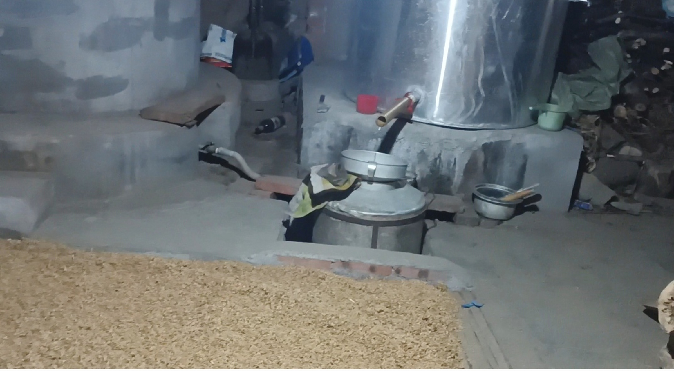 我们江南这里主要酿造小曲白酒,这乡下小作坊白酒以土曲