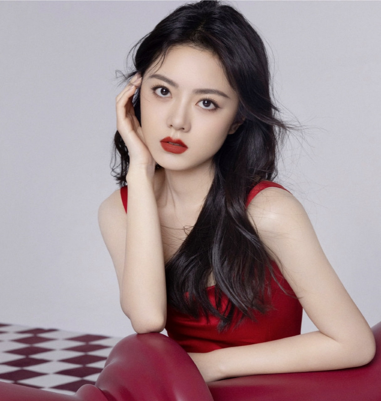 像赵今麦这种典型的清纯小美女,最好不要轻易尝试性感御姐风,容易翻车