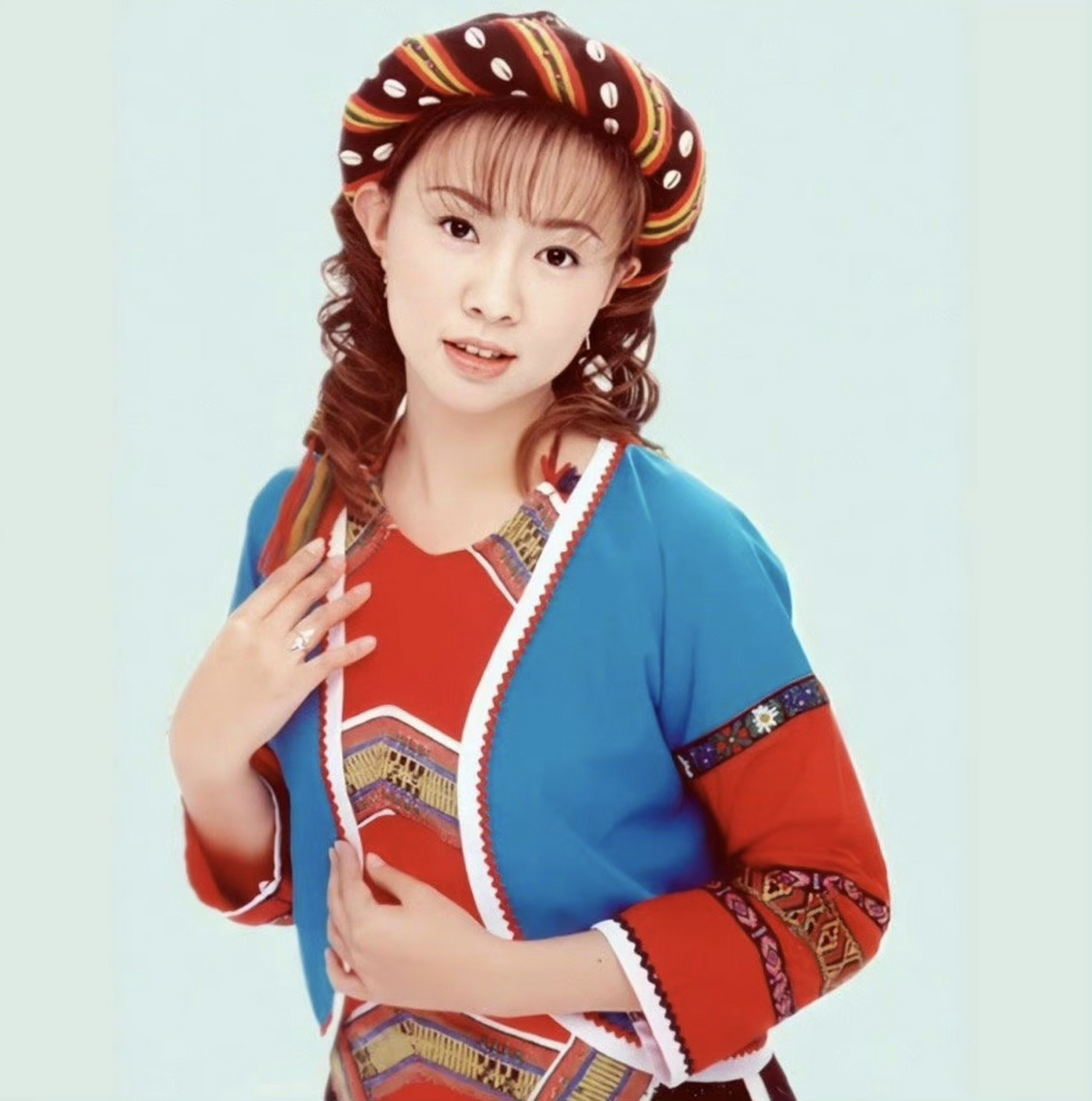 现年41岁的卓依婷状态依旧可爱,一样亲民.