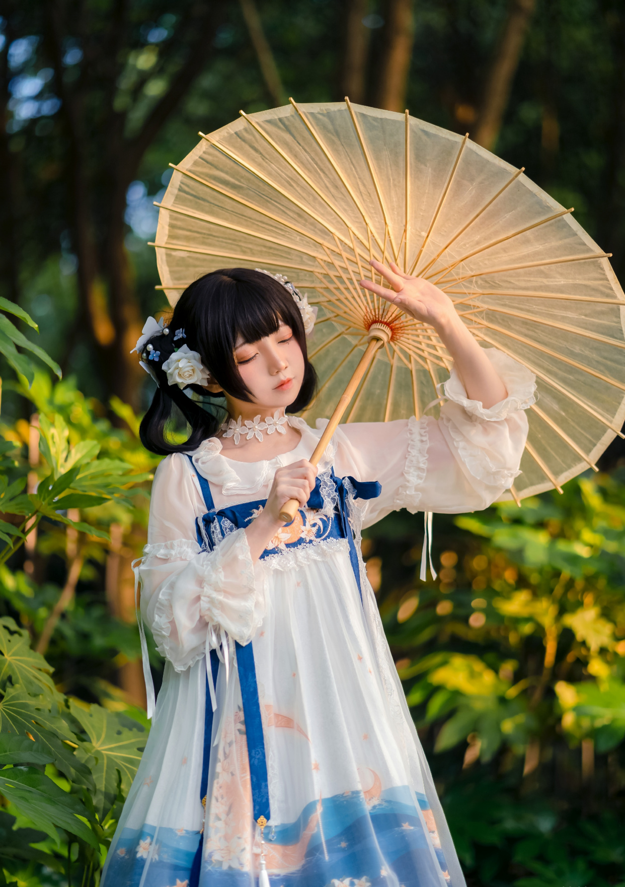 楚楚动人的洛丽塔小姐姐,在黄昏里撑一把油纸伞,温婉且动人