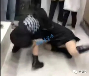 因为丝袜引发的战争,两美女厕所打架,被下黑手受伤了让人好心疼