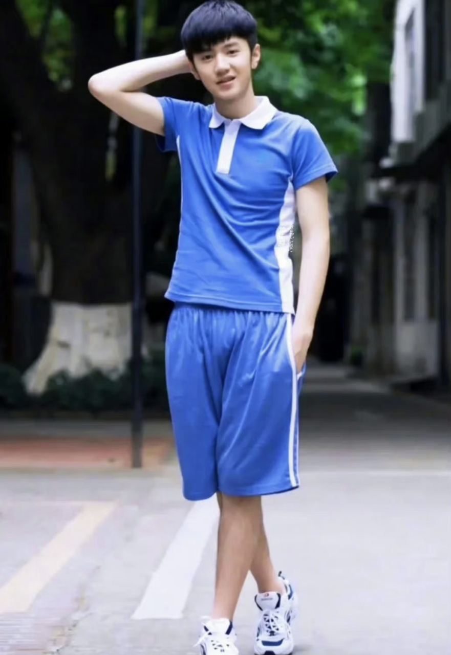 陈哲远早期校服模特照片,是会摆造型的