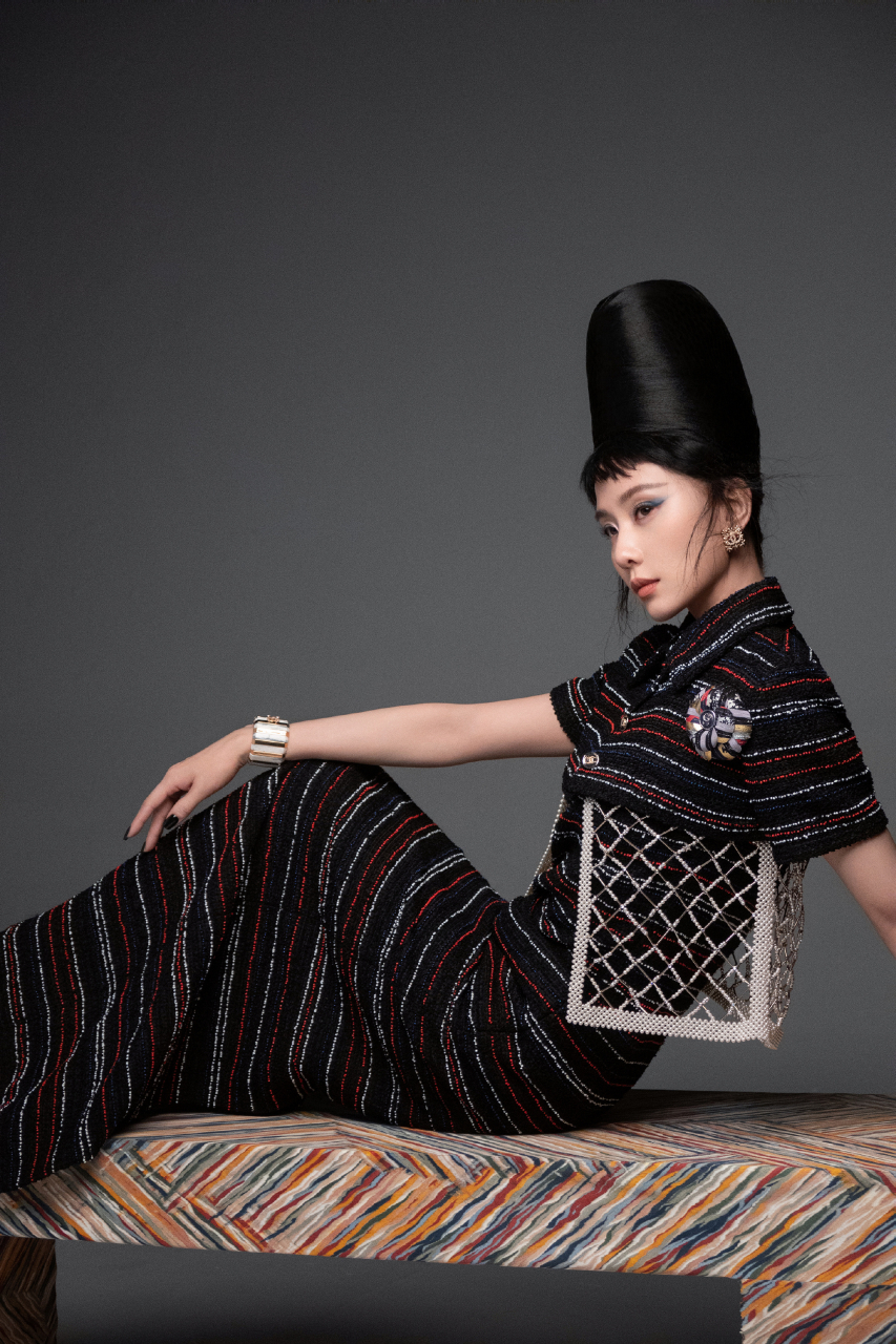 刘诗诗# 孔雀蓝眼妆清冷神秘,眼线上挑,兼具民族风与摩登感.