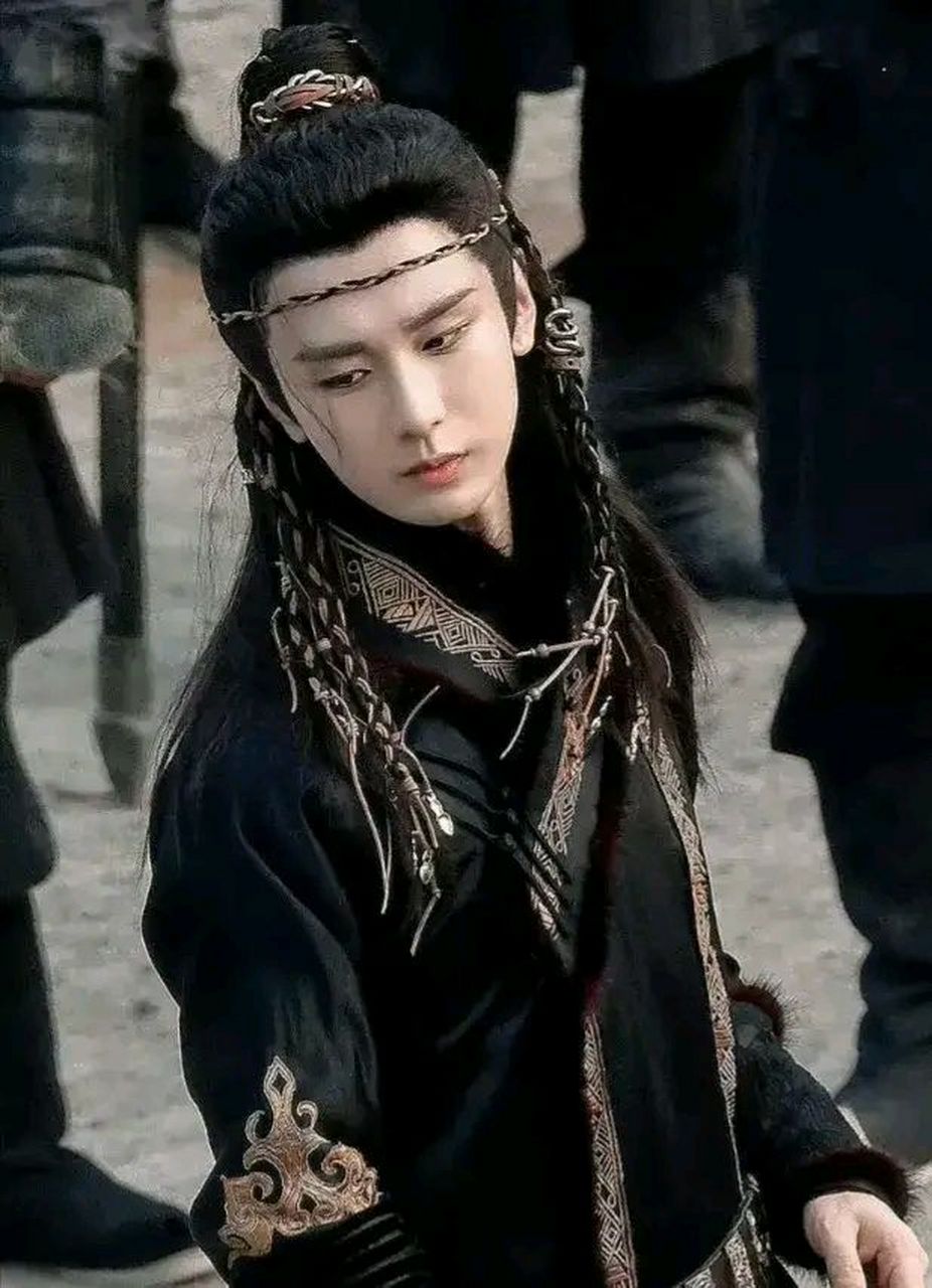 这是成毅在新剧《英雄志》里的造型,还挺英气逼人的,这人越来越少年