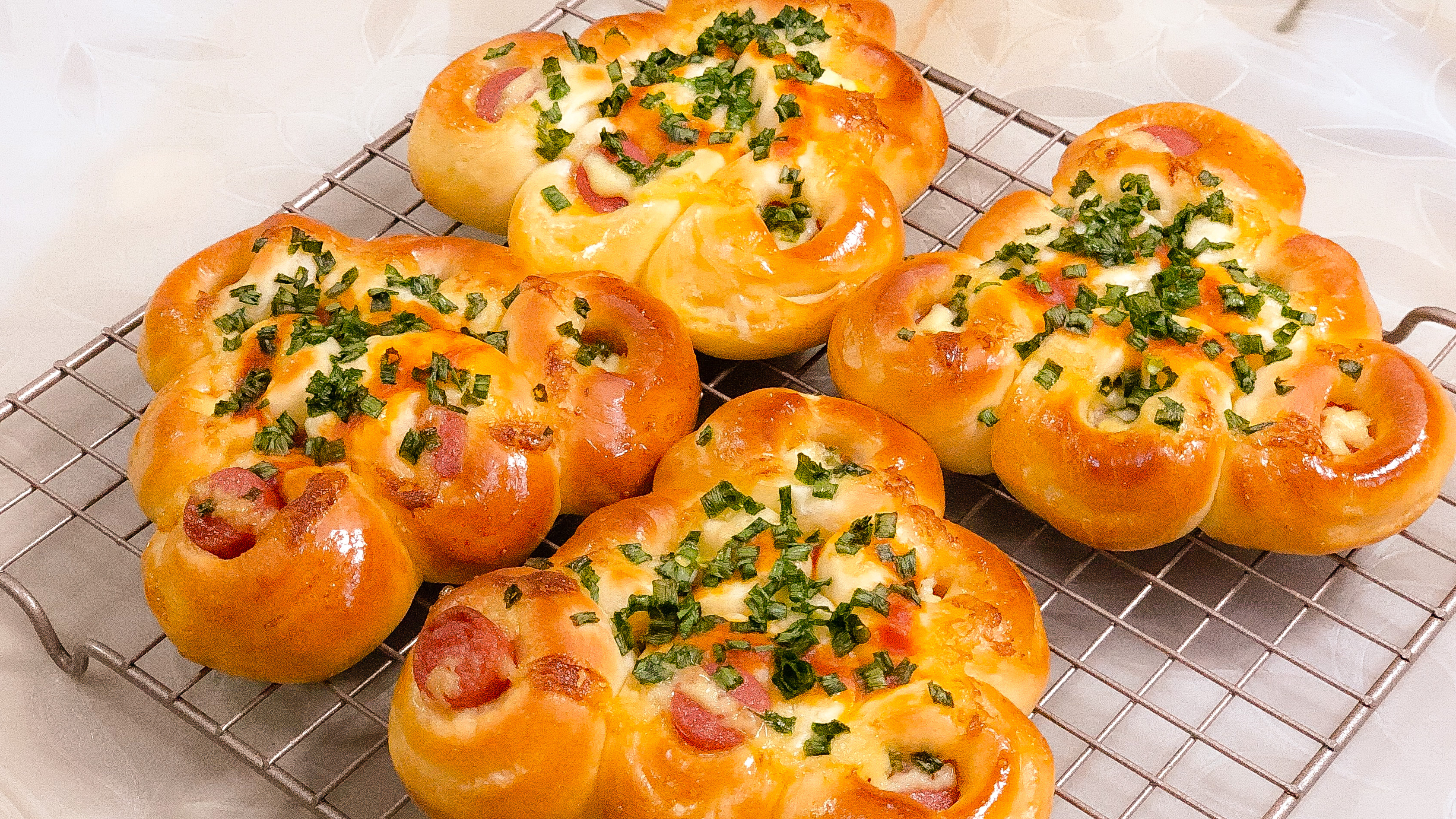 热狗火腿肠做面包,简单切几断,就可以拼出自己喜欢的造型,美哒