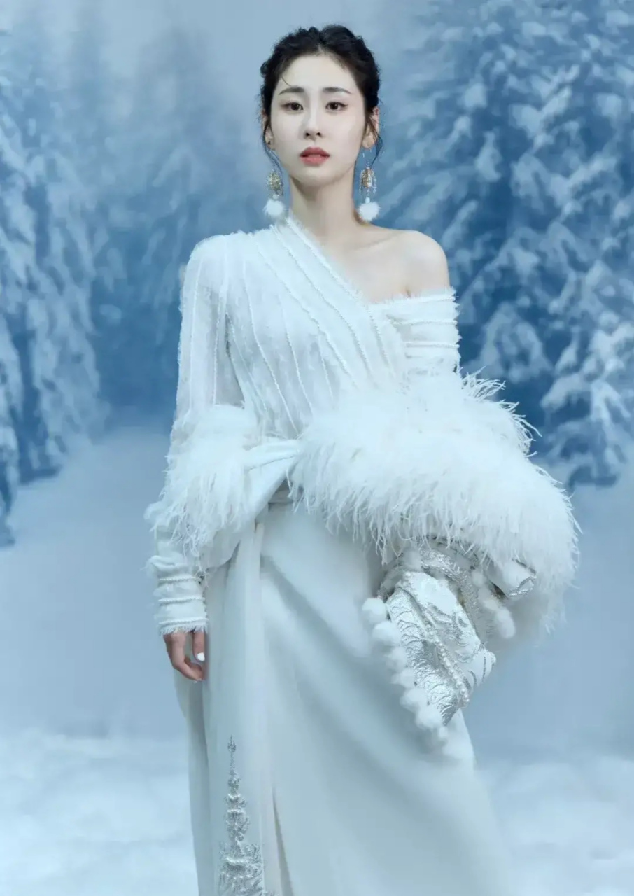 一组张碧晨最新以雪景为作背景纯白色连衣裙惊艳妩媚动人漂亮,雪毛绒