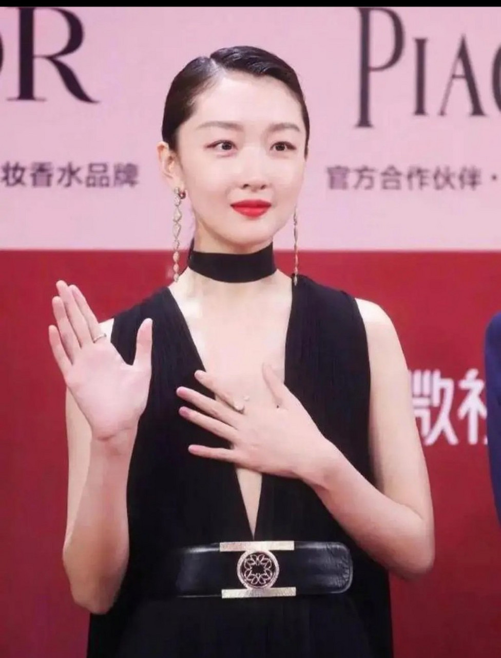 女明星经常会有捂胸口的动作,又要穿的性感,又怕有光.