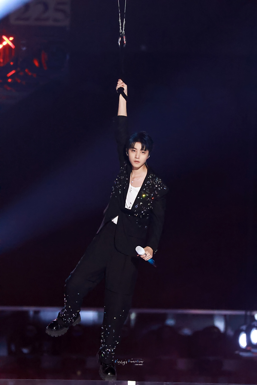 王俊凯单手吊威亚,帅到了多少小迷妹