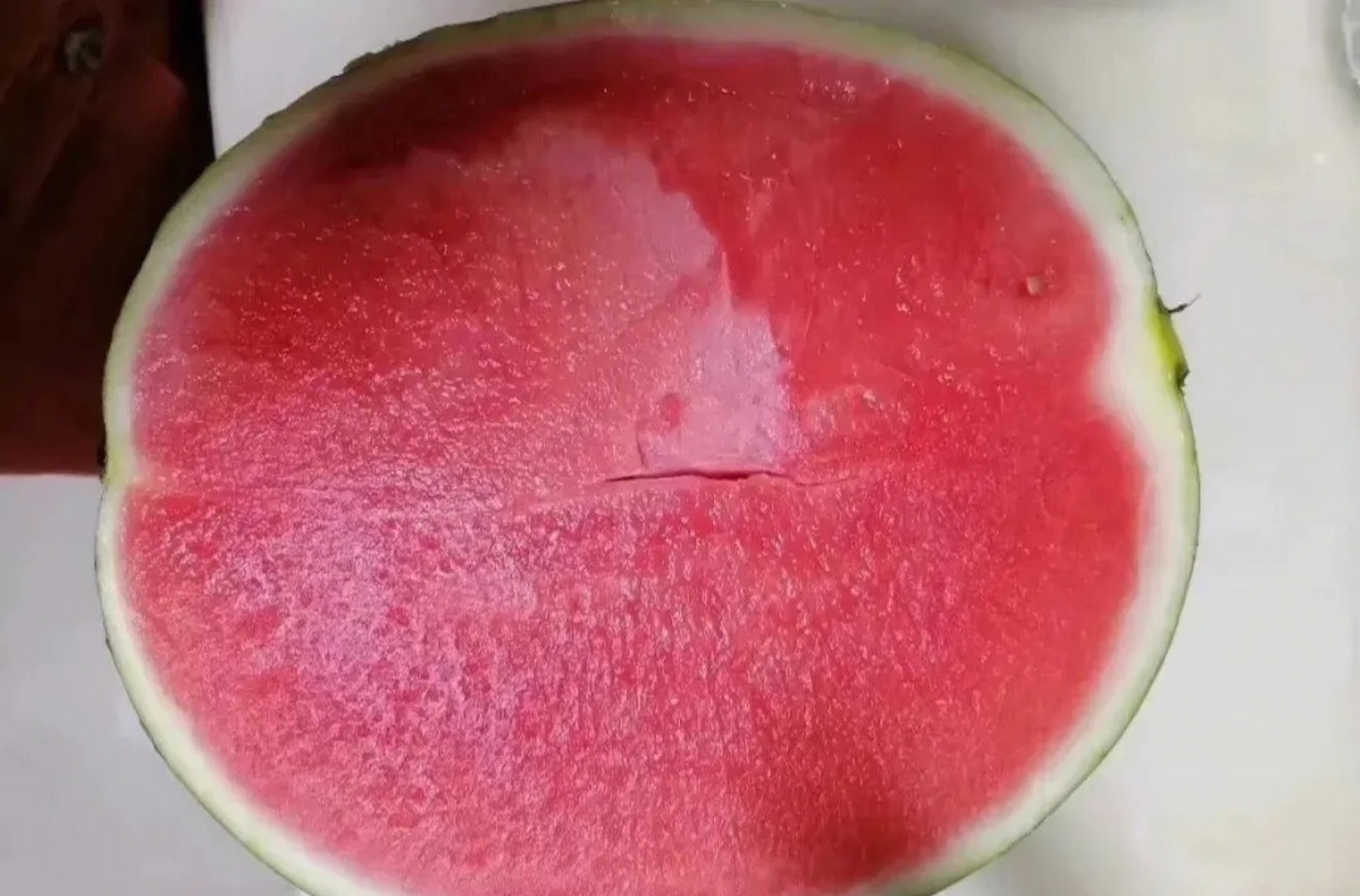 今天在路边买了一个无籽西瓜,回到家后刚用刀切开,正赶上邻居来串门