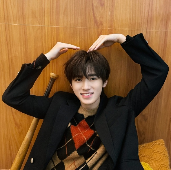 宋亚轩:八小时手机游戏,忽视沈腾微信引发的争议