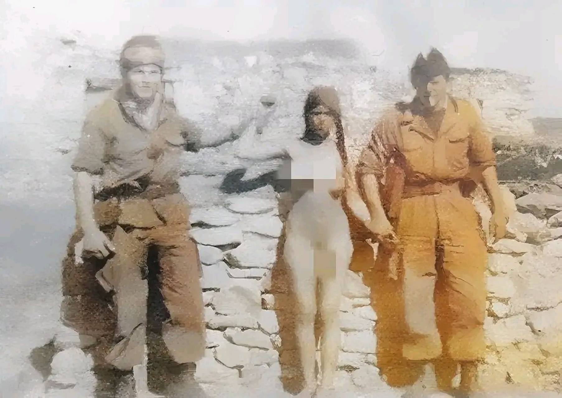 1958年,阿尔及利亚境内,一名少女被法军胁迫,拍下