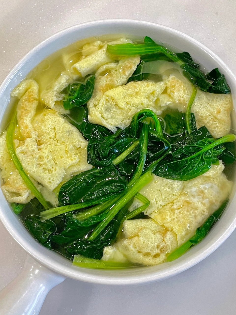 分享巨好吃的鸡蛋菠菜汤!巨鲜甜,汤汁好喝!简单易做! 食材:鸡蛋,菠菜