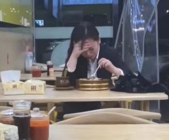 女孩独自在餐馆吃饭,忍不住捂脸哭泣,网友;打工人的无奈