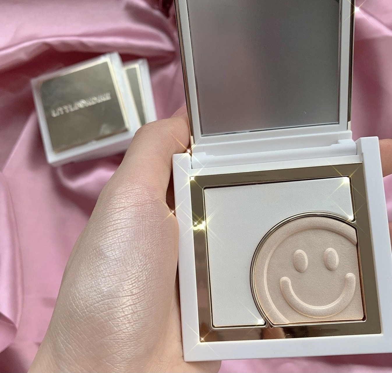 超级温柔的小奥汀 笑脸高光 谁画谁温柔～  色号: 01哑白金 日常颓谮