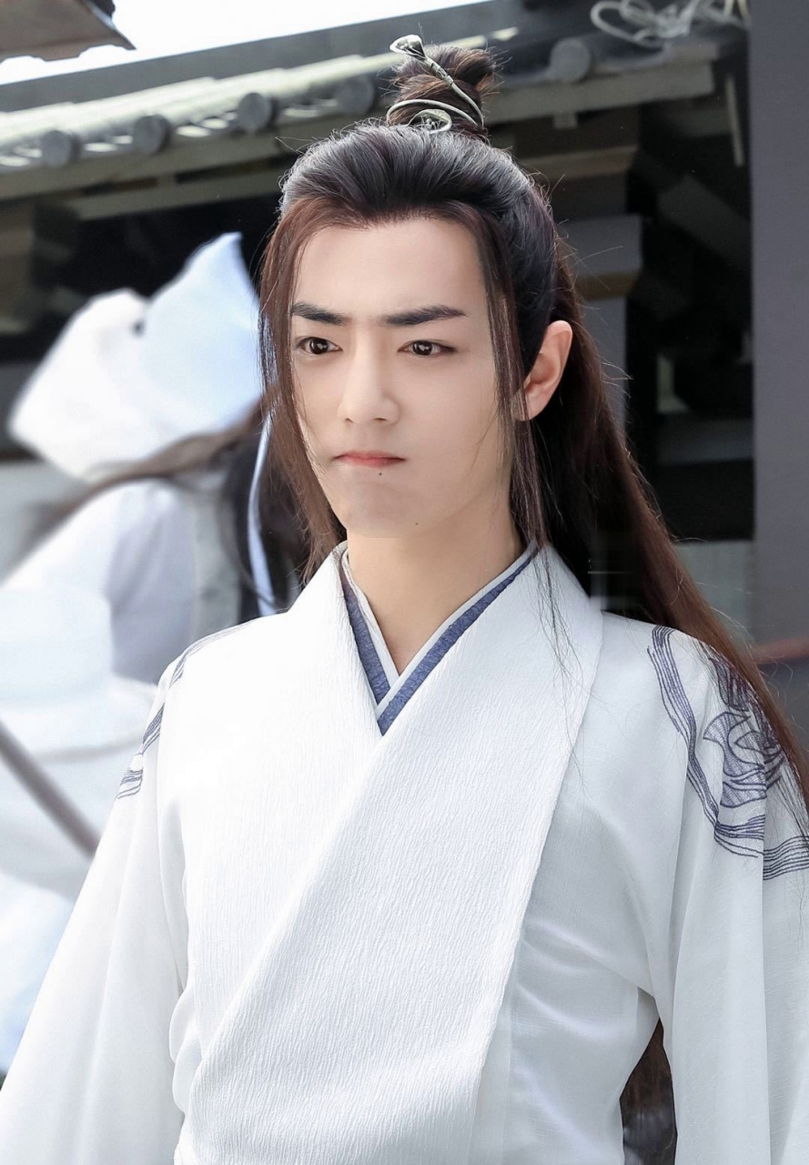 白衣魏无羡,灵动可人, 活泼恣意,一笑便让人如沐春风.