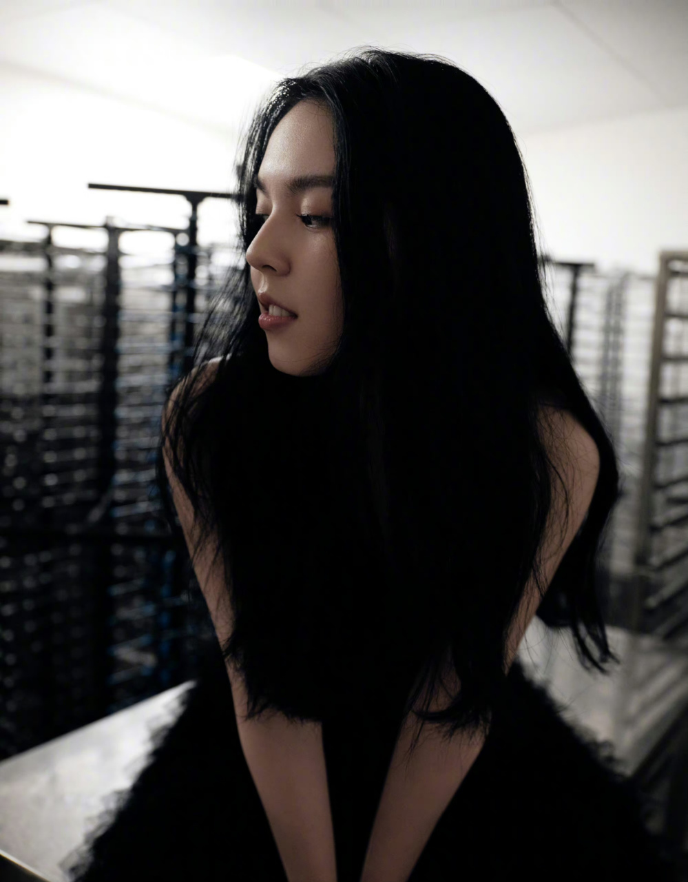 李咏女儿法图麦出道了,她妈妈分享了她最新照片,只见她穿着黑色扔子