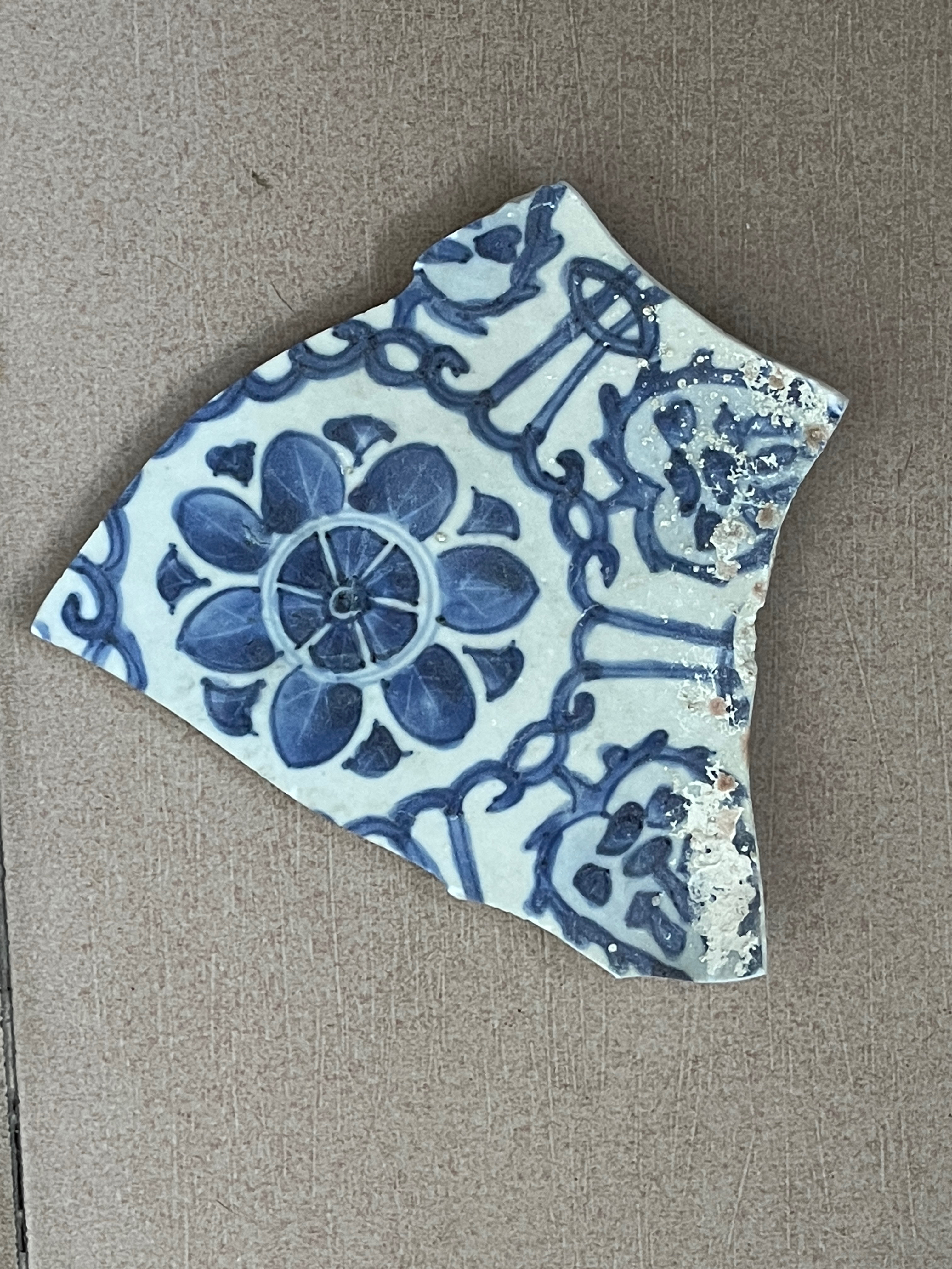 不多见的花押款青花瓷残片