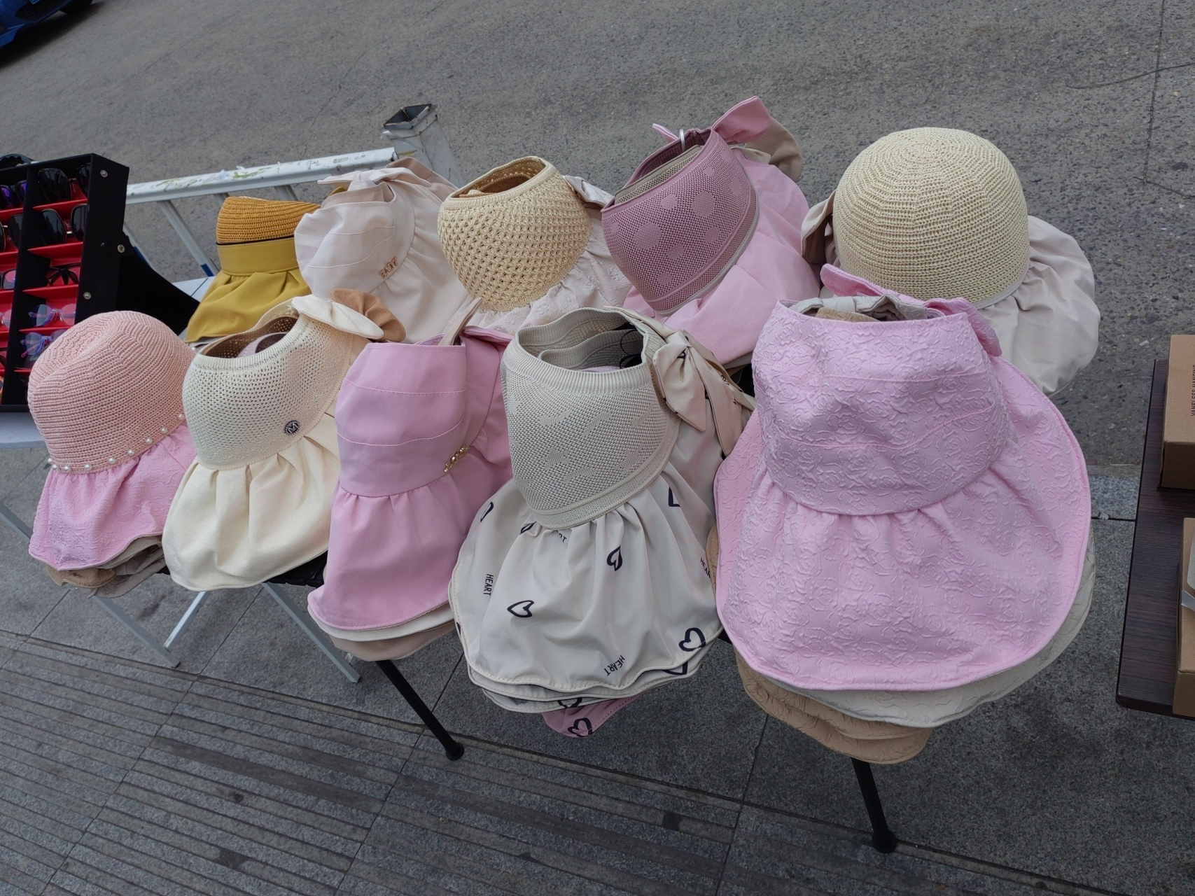 我是一个摆摊卖帽子的小贩,每天早晨我都会来到这条熙熙攘攘的小巷里