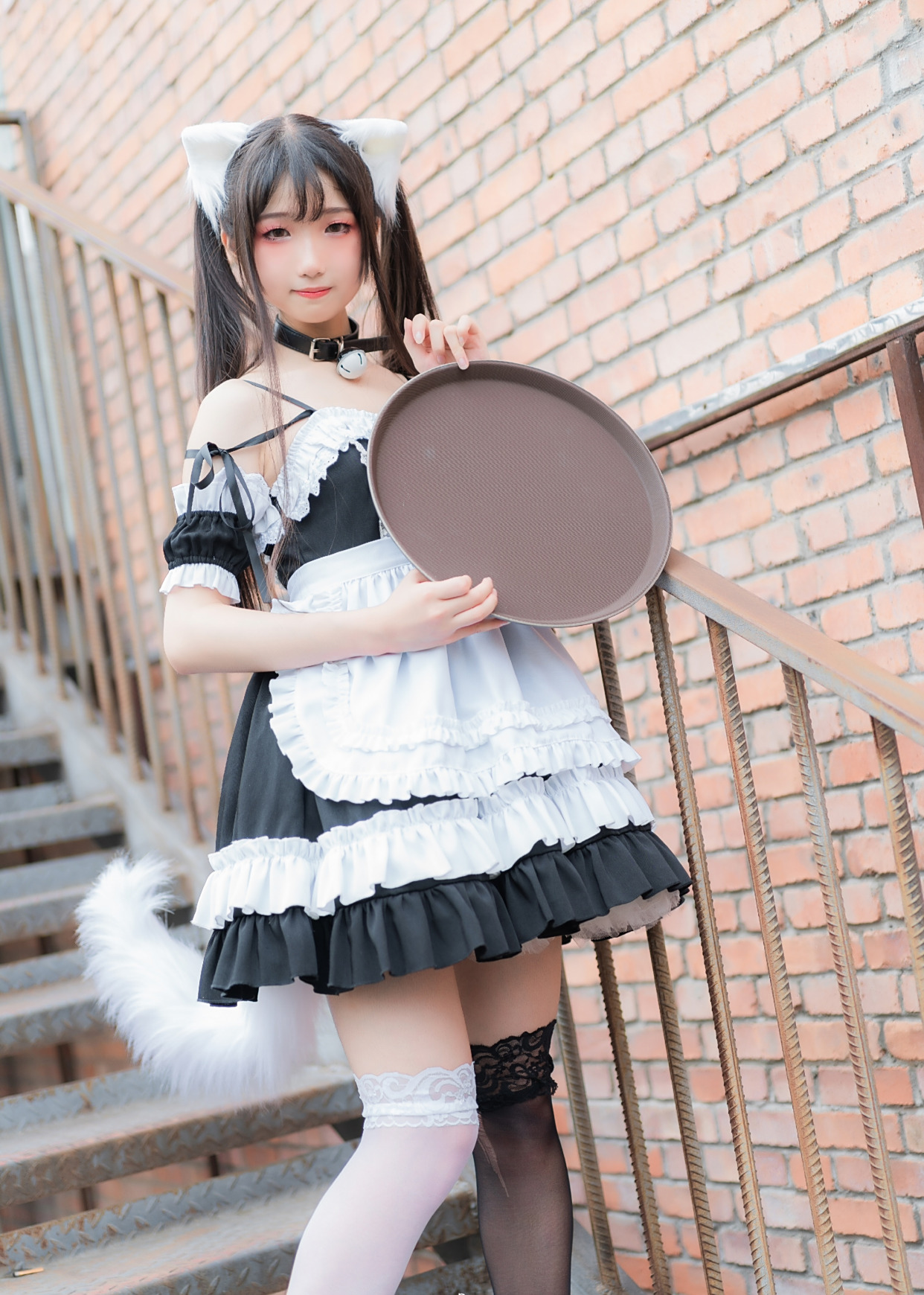 cosplay:穿黑白两色丝袜的猫娘女仆,想撸一把她屁股后面的白尾巴