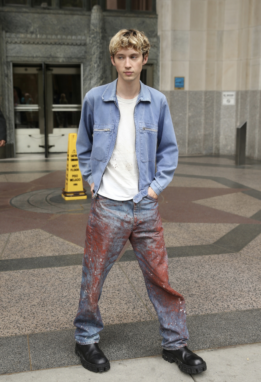 troye sivan特洛伊·希文在纽约外出街拍.