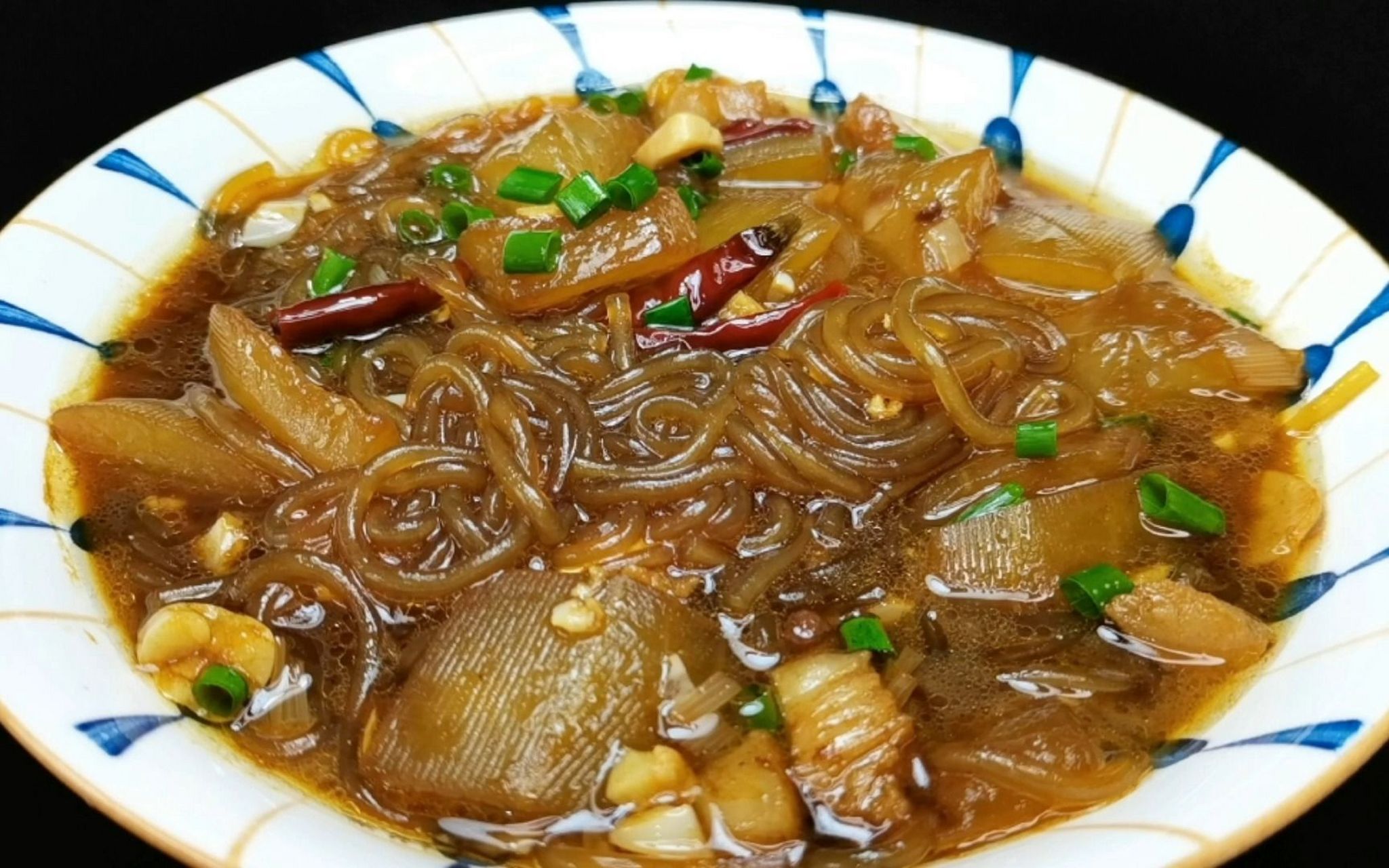 冬瓜肉末粉条的做法如下: 1,冬瓜处理干净,去掉外皮后切成小块.