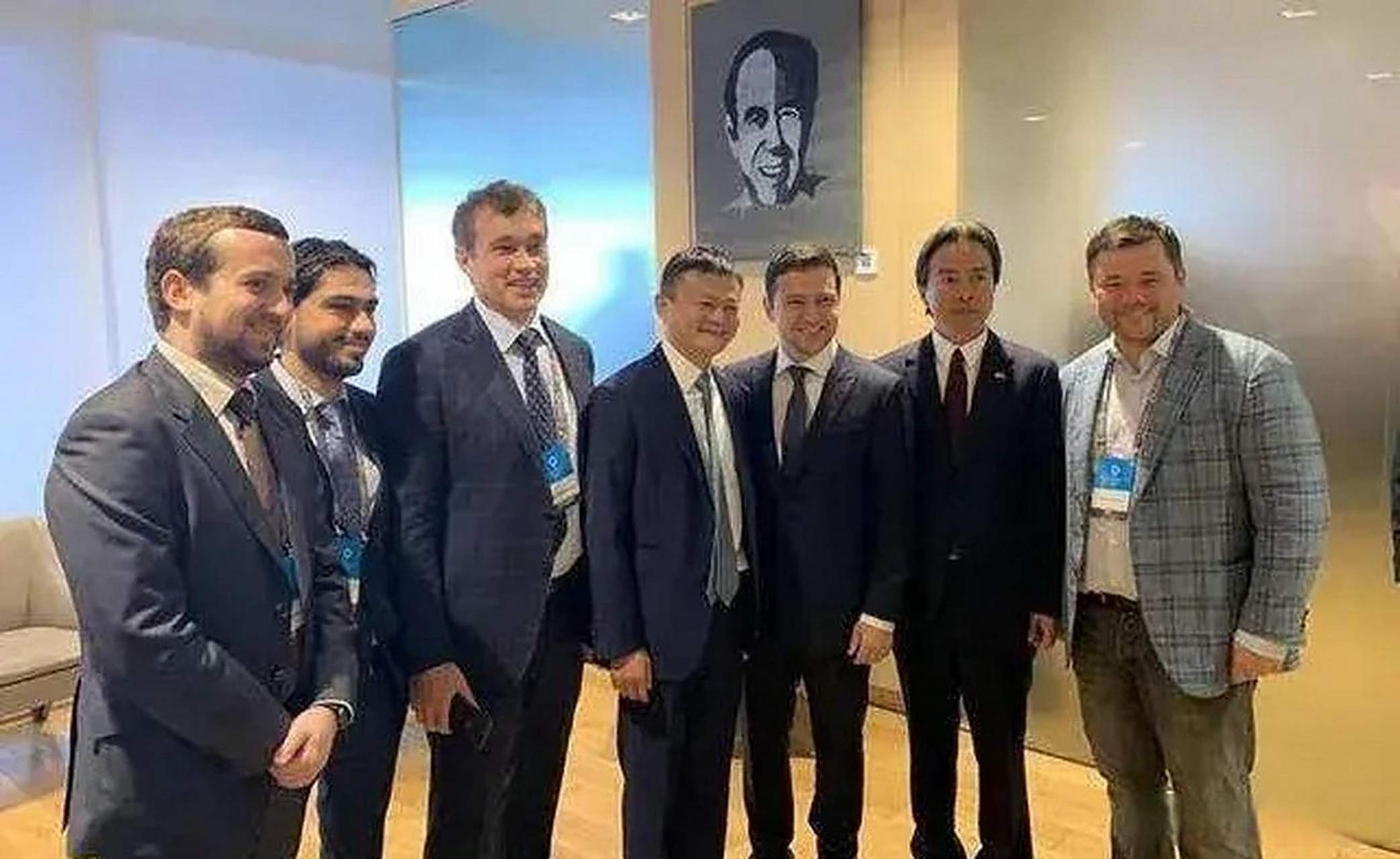马云和泽连斯基的合影,身后挂着已故乌克兰纳粹头目斯捷潘·班杰拉的