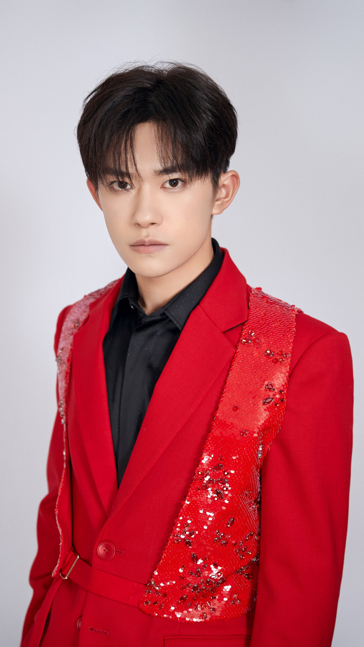 演员易烊千玺,央视舞台《青春起点》,帅气弟弟的舞台写真照