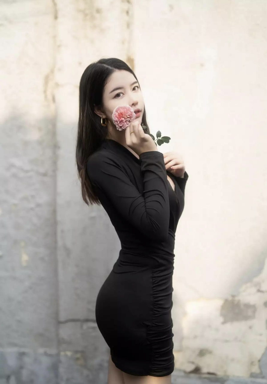 性感写真发布,性感黑色服饰搭配性感魅惑黑丝,丰腴圆润气息袅袅撩人