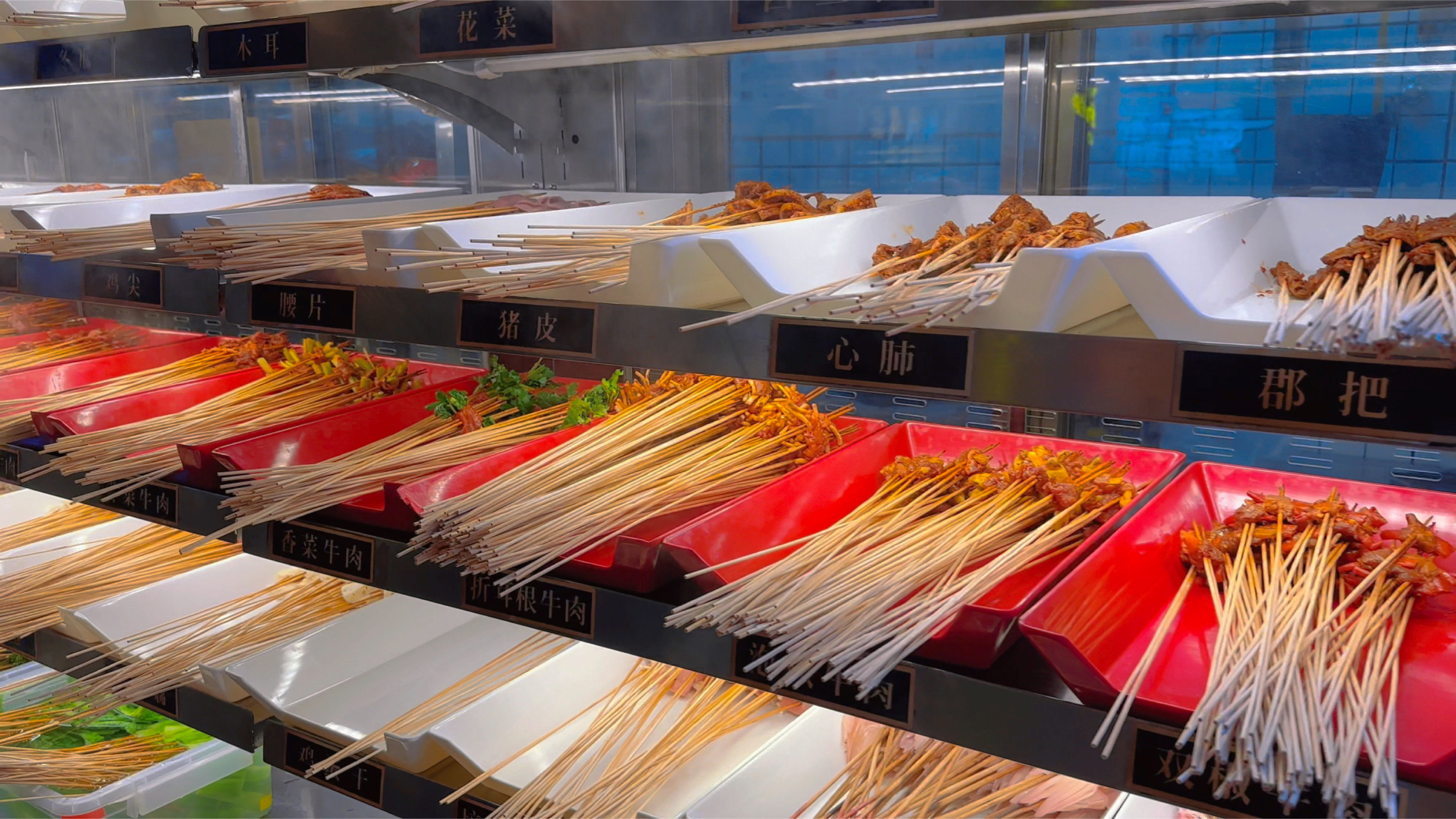 打卡成都成华网红串串香店,钢五区小郡肝串串香,味道太好吃了