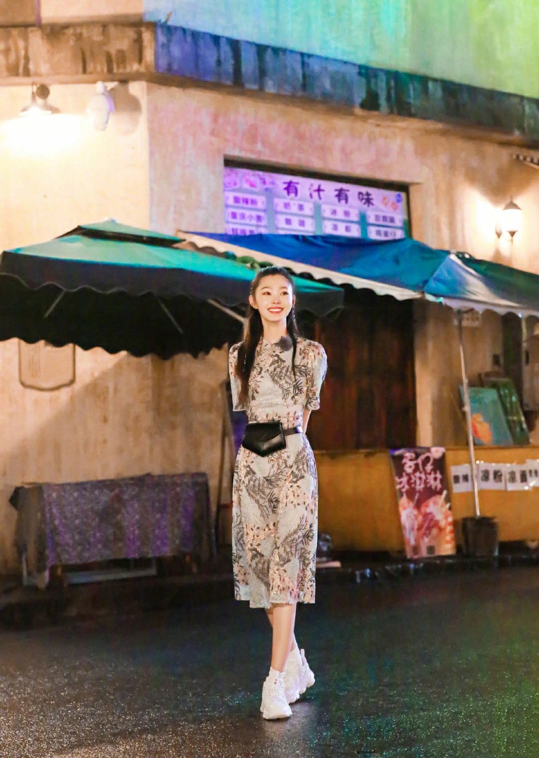 旗袍配运动鞋也别有一番分味
