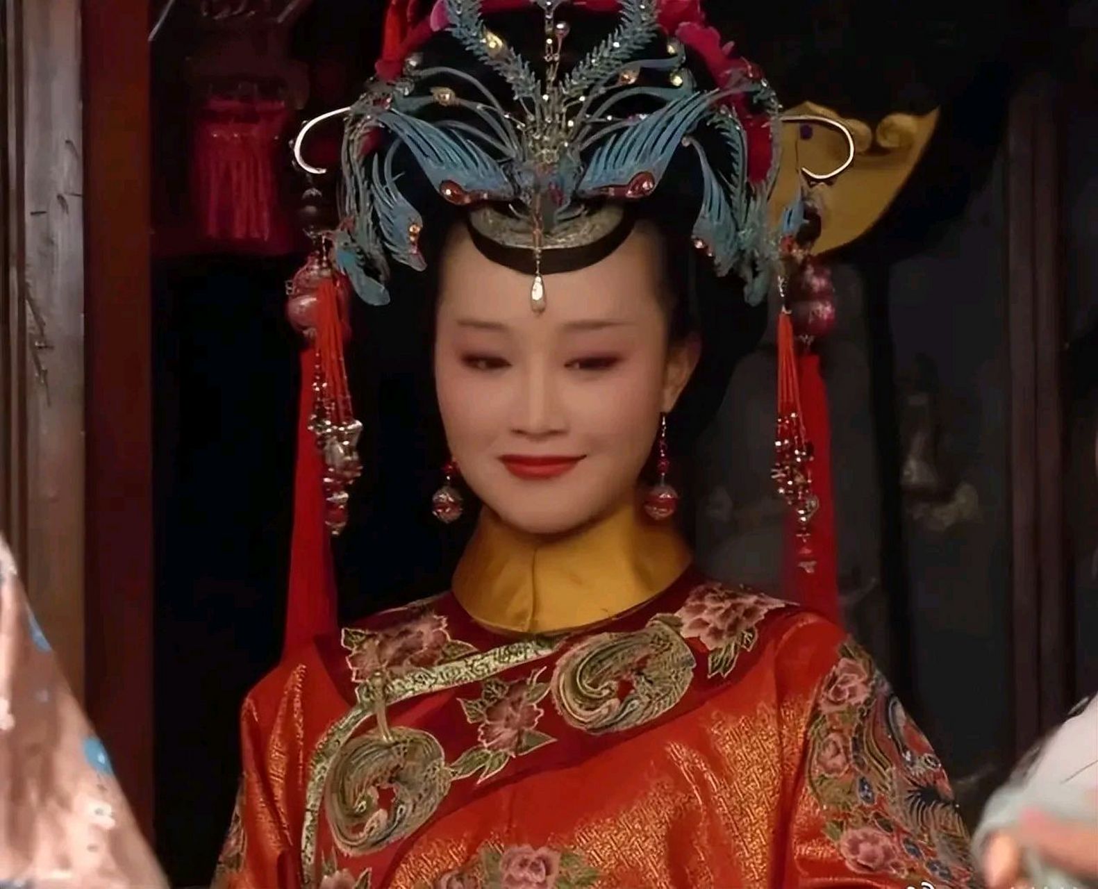 甄嬛传:浣碧大婚时佩戴的凤冠,是华妃的点翠头饰.